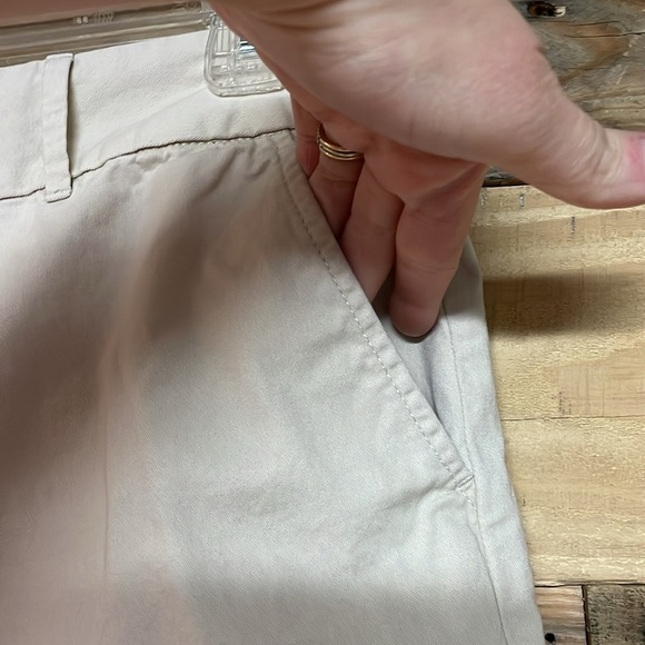 Loft size 6 Cream Colored Mid-rise 6” Inseam The Riviera Shorts with Pockets - Picture 6 of 11
